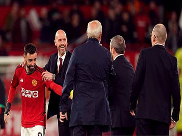 Ten Hag kéo Bruno Fernandes ra khỏi buổi phỏng vấn